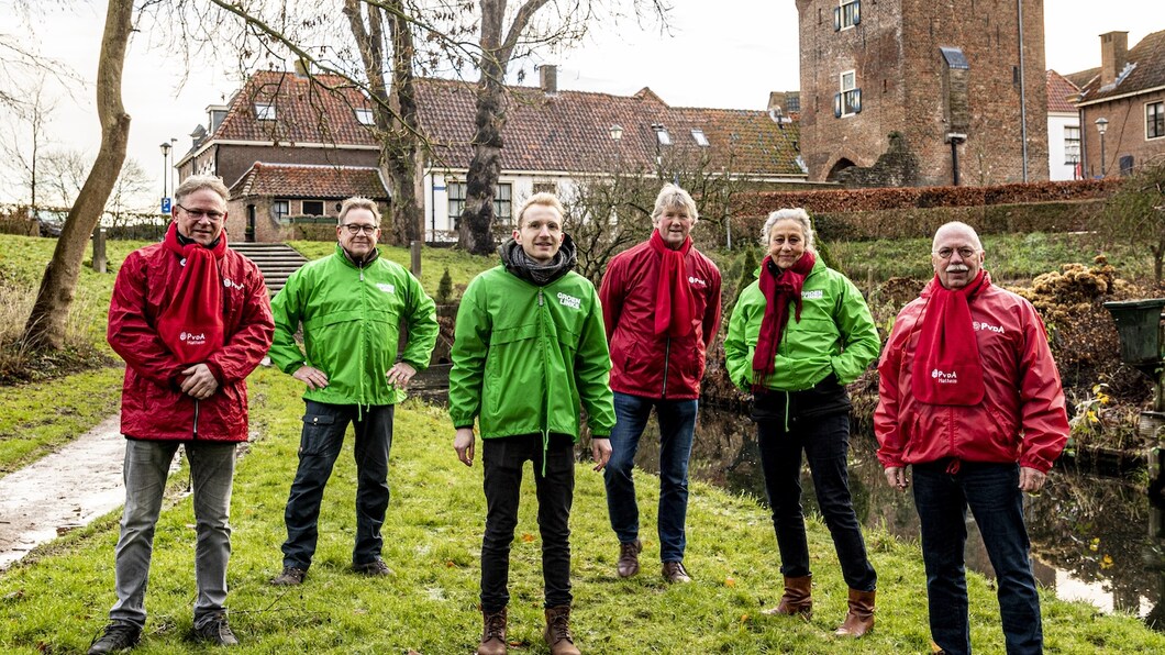 PvdA en GroenLinks leden staan voor De Dijkpoort